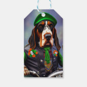 Bluetick Coonhound rijdt op een fiets St. Patrick' Cadeaulabel (Achterkant)