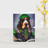 Bluetick Coonhound rijdt op een fiets St. Patrick' Kaart (Gele Bloem)