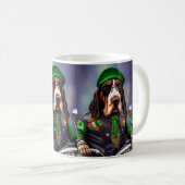Bluetick Coonhound rijdt op een fiets St. Patrick' Koffiemok (Voorkant rechts)