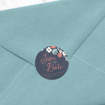 Bluish Chalkboard Floral Save the Date Ronde Sticker<br><div class="desc">Deze Save the Date ronde sticker heeft prachtige bloemen tegen een blauwachtige krijtbordachtergrond, met het woord "Save the Date" in modern scriptlettertype. Gebruik het om uw Save the Date enveloppen of voor decoratie te verzegelen. Bekijk andere bijpassende Bruiloft / bruidsartikelen in mijn collectie hier -> http://www.zazzle.com/collections/bluish_chalkboard_floral_bridal_and_wedding-119872540777216768?rf=238364477188679314 Personaliseer het met uw...</div>