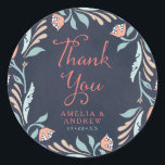 Bluish Chalkboard Floral Wedding Bedankt Ronde Sticker<br><div class="desc">Dit Dank u rond sticker kenmerkt mooie floral tegen een blauwige chalkboardachtergrond met het woord "Dank u"in modern manuscriptdoopvont. Gebruik het om je huwelijksgunsten te bezegelen of voor versiering. Bekijk hier de bruiloft-uitnodiging en andere overeenkomende trouwobjecten in mijn collectie -> http://www.zazzle.com/collections/bluish_chalkboard_floral_bridal_and_wedding-119872540777216768?rf=238364477188679314 Personaliseer deze optie met uw gegevens door de plaatsaanduidingstekst...</div>