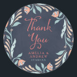 Bluish Chalkboard Floral Wedding Bedankt Ronde Sticker<br><div class="desc">Dit Dank u rond sticker kenmerkt mooie floral tegen een blauwige chalkboardachtergrond met het woord "Dank u"in modern manuscriptdoopvont. Gebruik het om je huwelijksgunsten te bezegelen of voor versiering. Bekijk hier de bruiloft-uitnodiging en andere overeenkomende trouwobjecten in mijn collectie -> http://www.zazzle.com/collections/bluish_chalkboard_floral_bridal_and_wedding-119872540777216768?rf=238364477188679314 Personaliseer deze optie met uw gegevens door de plaatsaanduidingstekst...</div>