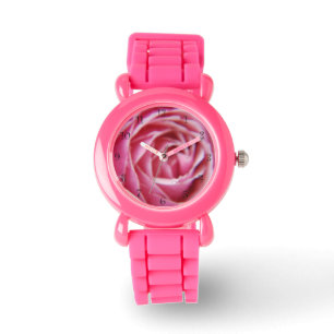 Blur waterdruppel op roze rozenblaadjes kunst Horloge