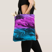 Blurred background fashionable crimson and blue tote bag (Dichtbij)