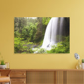 Blurred Waterfall en Forest Uitzicht in Oregon Canvas Afdruk (Insitu (Woonkamer))