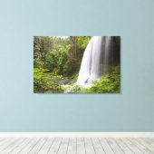Blurred Waterfall en Forest Uitzicht in Oregon Canvas Afdruk (Insitu (Houten vloer))