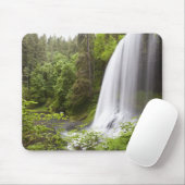 Blurred Waterfall en Forest Uitzicht in Oregon Muismat (Met muis)