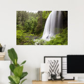 Blurred Waterfall en Forest Uitzicht in Oregon Poster (Thuiskantoor)