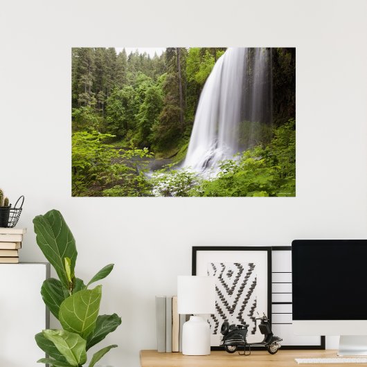 Blurred Waterfall en Forest Uitzicht in Oregon Poster (Thuiskantoor)