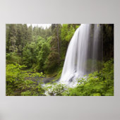 Blurred Waterfall en Forest Uitzicht in Oregon Poster (Voorkant)