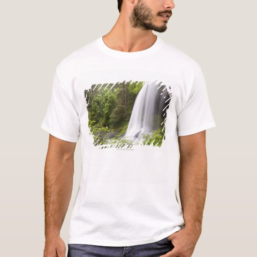 Blurred Waterfall en Forest Uitzicht in Oregon T-shirt (Voorkant)