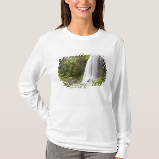 Blurred Waterfall en Forest Uitzicht in Oregon T-shirt (Voorkant)