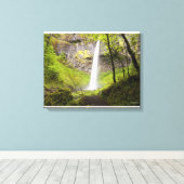 Blurred Waterfall in Oregon rond Lush Greenery Canvas Afdruk (Insitu (Houten vloer))