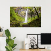 Blurred Waterfall in Oregon rond Lush Greenery Poster (Thuiskantoor)