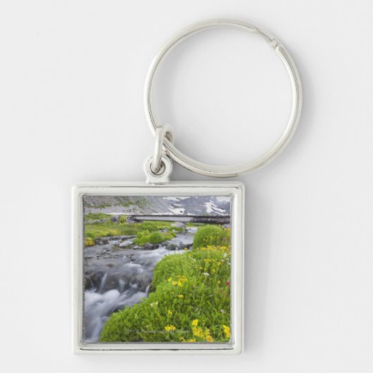Blurry River met de geel-witte roze wilde bloemen Sleutelhanger (Voorkant)