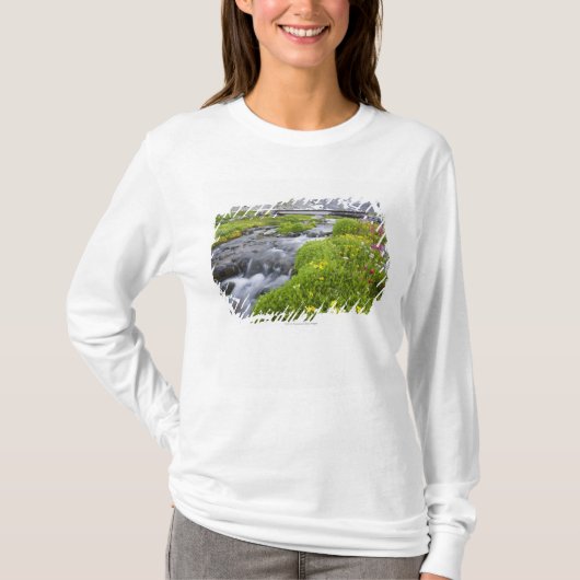 Blurry River met de geel-witte roze wilde bloemen T-shirt (Voorkant)