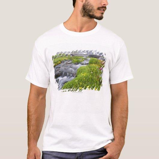 Blurry River met de geel-witte roze wilde bloemen T-shirt (Voorkant)