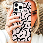 Blush-and-black-bow-monogram iPhone 16 Pro Max Hoesje<br><div class="desc">Kleed je telefoon in stijl aan met deze chique en trendy blush roze en zwarte telefoonhoes! Met een speels patroon van handgetekende bogen en gepersonaliseerd met uw monogram, is dit hoesje de perfecte mix van mode en functie. Gemaakt van duurzame materialen om uw telefoon te beschermen tegen alledaagse stoten en...</div>