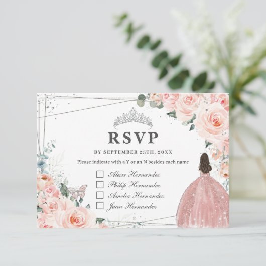 Blush Bloemen Zilver QUINCEAÑERA Reageer op Namen RSVP Kaartje (Staand voorkant)