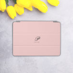 Blush Bloom gepersonaliseerde iPad Case iPad Air Cover<br><div class="desc">Verhoog uw iPad stijl met onze Blush Bloom gepersonaliseerde iPad Case, een chique en aanpasbare accessoire ontworpen om uw apparaat te beschermen en te personaliseren. Het delicate scriptlettertype, met uw eerste initiaal en volledige naam, is sierlijk ontworpen in een zacht blush roze tint, waardoor een vleugje verfijning wordt toegevoegd. Dit...</div>