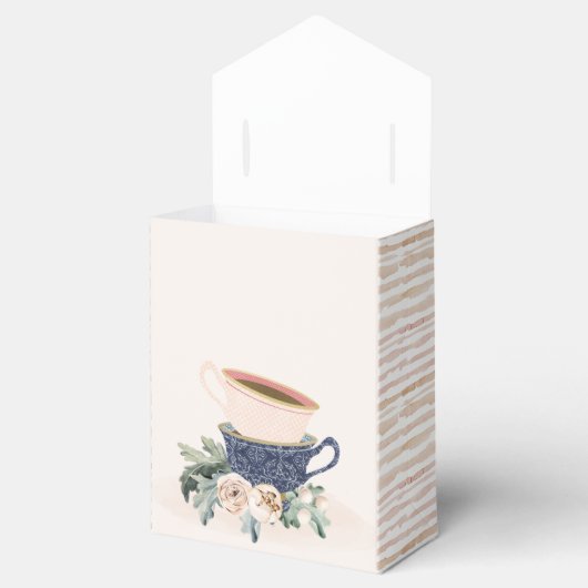 Blush Blue Floral Stapelde Tea Cups Baby shower Bedankdoosjes (Geopend)