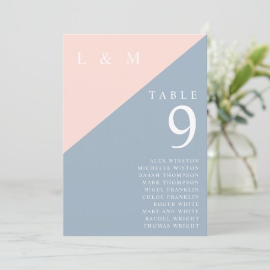 Blush Blue Monogram Tafelnummer Zitenkaart (Staand voorkant)