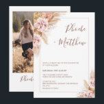 Blush Boho Floral Pampas Grass Wedding Invitation Kaart<br><div class="desc">Blush Boho Floral Pampas Grass Wedding Invitation Sweet blush floral with pampas gras bruiloft call with a bohemian look. Het ontwerp bevat ook een fijne lijngrens en een foto van het paar op de rug. Ideaal voor een stel dat op zoek is naar een blush en natuurlijke tones voor een...</div>