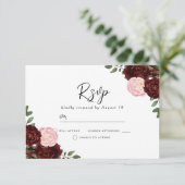 Blush & Bourgogne Red Flowers Prachtige bruiloft RSVP Kaartje (Staand voorkant)