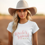 Blush Bride's Squad Gepersonaliseerde Bachelorette T-shirt<br><div class="desc">Aangepaste bruidsfeesttanks en -t - shirts met "Bride's Squad"-afbeelding in een stijlvol penseelscript. Personaliseer het met uw trouwdatum,  bruiloft hashtag,  namen of andere aangepaste tekst. Perfecte gift voor bruid,  bruidsmeisjes en huwelijksfeest om voor de vrijgezellenpartij of de huwelijksdag te draag!</div>