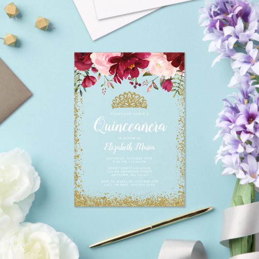 Blush Burgundy Floral Gold Tiara Quinceanera Acryl Uitnodigingen (Insitu (Huwelijk))