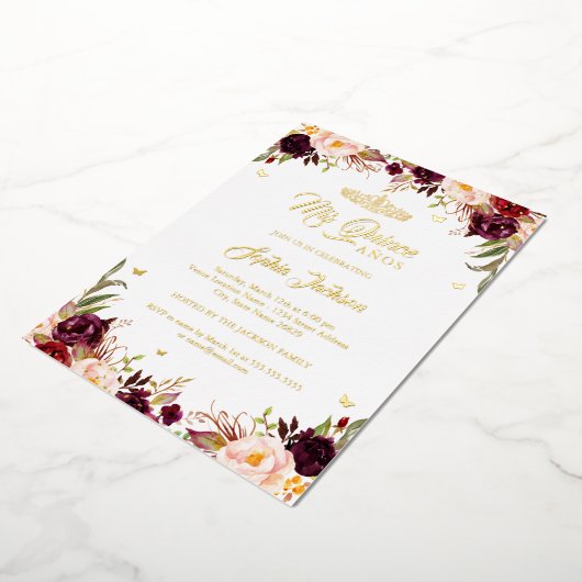 Blush Burgundy Mis Quince Floral Quinceanera Folie Uitnodiging (Gedraaid)