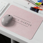 Blush Chic | Minimale lederen blik Muismat<br><div class="desc">Elegante en Minimale muismat of vrouwelijk bedrijf, winkel of ander bedrijf hebben een blush roze lederen look textuur met verfijnde typografie in trendy koperen kleur. Een geavanceerd en stijlvol accessoire dat een vleugje elegantie toevoegt aan uw werkruimte. Let op: leer is een bedrukt effect. Verras iemand speciaal met deze stijlvolle...</div>
