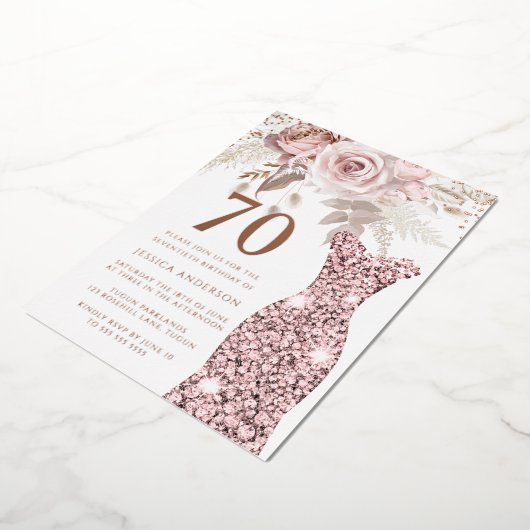 Blush Dress Fabulous 70th Birthday Roos Gold Folie Uitnodiging (Gedraaid)