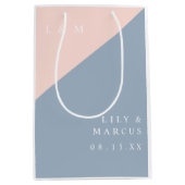 Blush Dusty Blue Mongoram Minimalist Wedding Medium Cadeauzakje (Voorkant)