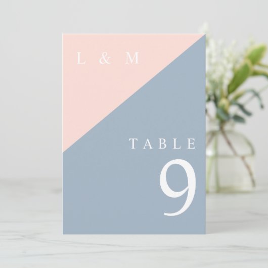 Blush Dusty Blue Monogram Trouwtafel Nummer Kaart (Staand voorkant)