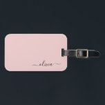 Blush Dusty Pink Girly Script Monogram Naam Modern Bagagelabel<br><div class="desc">Blush Dusty Pink Monogram Voeg uw eigen Label van de Bagage van het Manuscript van het Manuscript van de Bagage toe Het label van de tas maakt het perfecte zoete 16 verjaardag, het bruiloft, het vrijgezellenfeest, het baby shower of het bachelorette partijcadeau voor iemand die haar kamer in stijl versiert....</div>