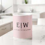 Blush Dusty Pink Girly Script Monogram Naam Modern Koffiemok<br><div class="desc">Blush Dusty Pink Monogram Name Coffee Cup of Mok. Dit maakt de perfecte liefhebbende 16 verjaardag,  bruiloft,  vrijgezellenfeest,  verjaardagsdag,  baby shower of vrijgezellenfeest voor iemand die van luxe glam en stijl houdt.</div>