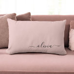 Blush Dusty Pink Girly Script Monogram Naam Modern Kussen<br><div class="desc">Het stompe Roze Monogram van de Dusty voegt uw eigen naam Lumbar Pillow toe. Dit maakt de perfecte liefhebbende 16 verjaardag,  bruiloft,  vrijgezellenfeest,  verjaardagsdag,  baby shower of vrijgezellenfeest voor iemand die van luxe glam en stijl houdt.</div>