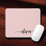 Blush Dusty Pink Girly Script Monogram Naam Modern Muismat<br><div class="desc">Blush Dusty Pink Monogram Voeg je eigen naam Mousepad (Muismat) toe. Dit maakt de perfecte liefhebbende 16 verjaardag,  bruiloft,  vrijgezellenfeest,  verjaardagsdag,  baby shower of vrijgezellenfeest voor iemand die van luxe glam en stijl houdt.</div>