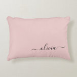 Blush Dusty Pink Modern Script Girly Monogram Naam Accent Kussen<br><div class="desc">Blush Dusty Pink Script Monogram Name and Initiaal Pillow. De kussen maken de perfecte liefste 16 verjaardag,  bruiloft,  vrijgezellenfeest,  baby shower of vrijgezellenfeest cadeau voor iemand die haar kamer in roos goud versiert.</div>