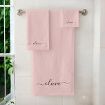 Blush Dusty Pink Modern Script Girly Monogram Naam Bad Handdoek<br><div class="desc">Blush Dusty Pink Simple Script Monogram Name Spiral Notitieboek Planner. Dit maakt de perfecte liefhebbende 16 verjaardag,  bruiloft,  vrijgezellenfeest,  verjaardagsdag,  baby shower of vrijgezellenfeest voor iemand die van luxe glam en stijl houdt.</div>