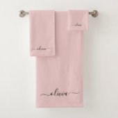 Blush Dusty Pink Modern Script Girly Monogram Naam Bad Handdoek (Insitu)