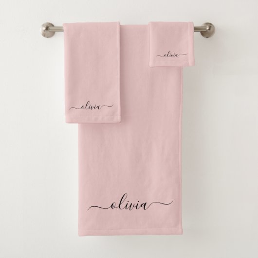 Blush Dusty Pink Modern Script Girly Monogram Naam Bad Handdoek (Insitu)