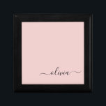 Blush Dusty Pink Modern Script Girly Monogram Naam Cadeaudoosje<br><div class="desc">Blush Dusty Pink Simple script Monogram Name Jewelry Keepomwille Box. Dit maakt het perfecte afstuderen,  de verjaardag,  de bruiloft,  het vrijgezellenfeest,  de verjaardag,  het baby shower of het bachelorette feest cadeau voor iemand die van glam luxe en chic stijlen houdt.</div>