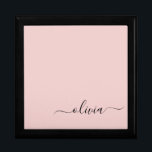 Blush Dusty Pink Modern Script Girly Monogram Naam Cadeaudoosje<br><div class="desc">Blush Dusty Pink Simple script Monogram Name Jewelry Keepomwille Box. Dit maakt het perfecte afstuderen,  de verjaardag,  de bruiloft,  het vrijgezellenfeest,  de verjaardag,  het baby shower of het bachelorette feest cadeau voor iemand die van glam luxe en chic stijlen houdt.</div>