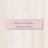Blush Dusty Pink Modern Script Girly Monogram Naam Deurbordje (Voorkant)