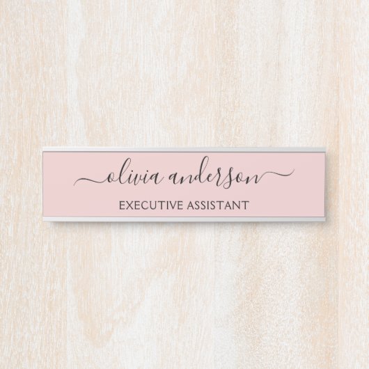 Blush Dusty Pink Modern Script Girly Monogram Naam Deurbordje (Voorkant)