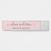 Blush Dusty Pink Modern Script Girly Monogram Naam Deurbordje (Voorkant)