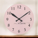 Blush Dusty Pink Modern Script Girly Monogram Naam Grote Klok<br><div class="desc">Blush Dusty Pink Simple Script Monogram Name Clock. Dit maakt de perfecte liefhebbende 16 verjaardag,  bruiloft,  vrijgezellenfeest,  verjaardagsdag,  baby shower of vrijgezellenfeest voor iemand die van luxe glam en stijl houdt.</div>