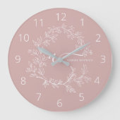 Blush Dusty Pink Modern Script Girly Monogram Naam Grote Klok (Voorkant)